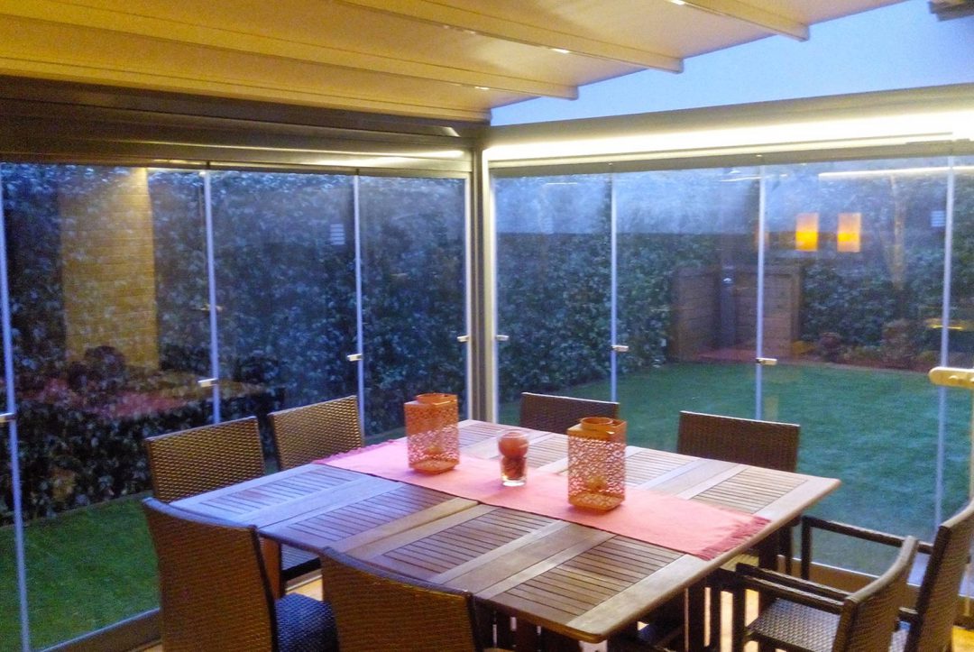 Porche de aluminio y cortinas de cristal Lumon | Proyectos Echarri