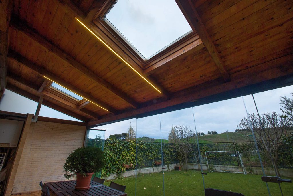 Porche acristalado con techo de madera, teja y velux | Proyectos Echarri