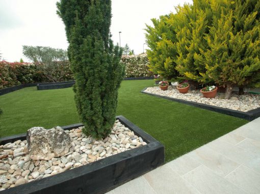 Jardín de bajo mantenimiento con césped artificial