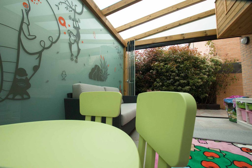 Porche de madera con techo y pared de cristal y cerramiento Lumon