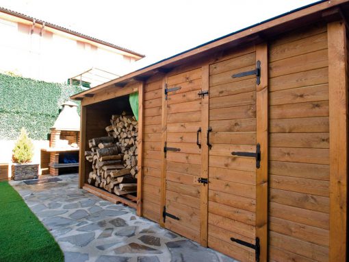 Caseta de madera y leñera