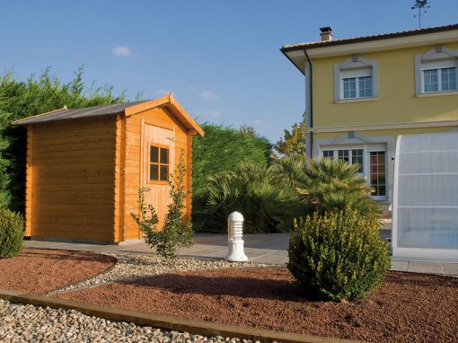 Jardín de bajo mantenimiento con caseta de madera
