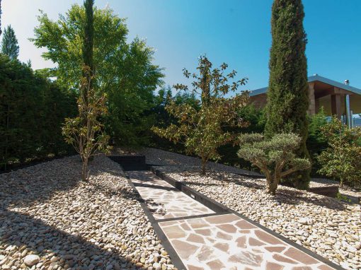 Jardín de áridos y pergola de madera