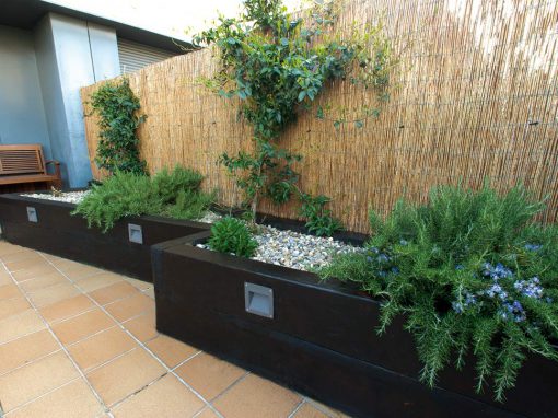 Traviesas de madera y césped artificial en unifamiliar