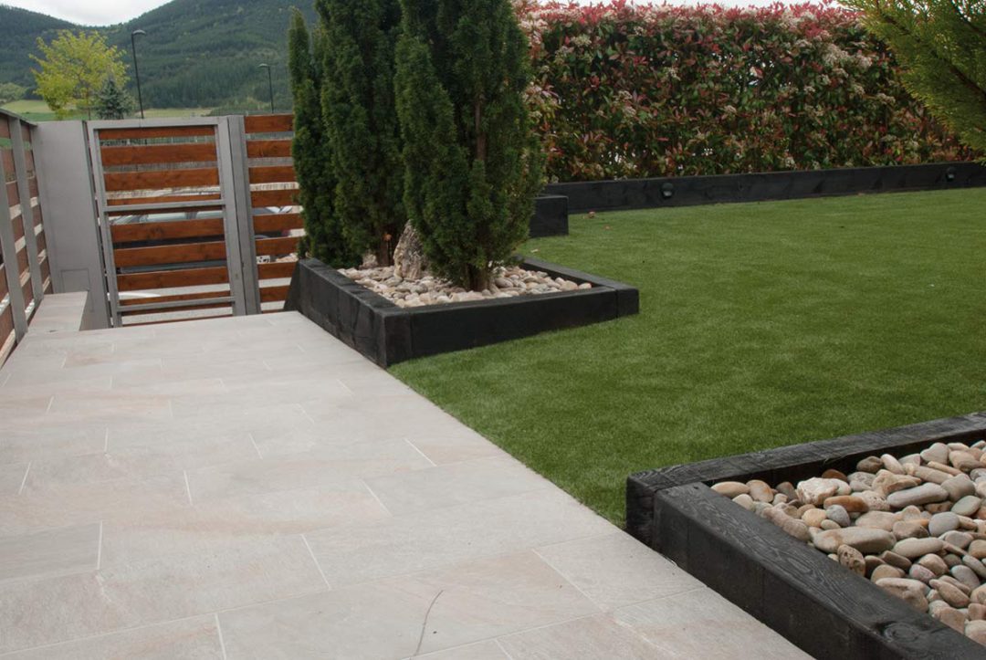 Jardín bajo mantenimiento y suelo cerámico | Proyectos Echarri