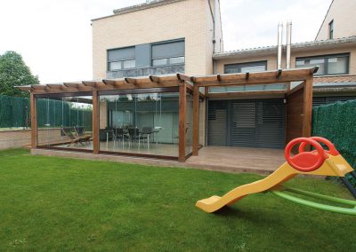 Porche de madera con cerramiento de cristal Lumon