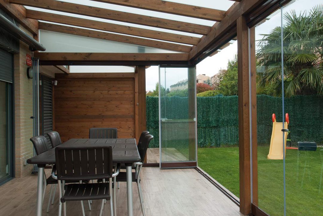 Porche de madera con cerramiento de cristal Lumon | Proyectos Echarri