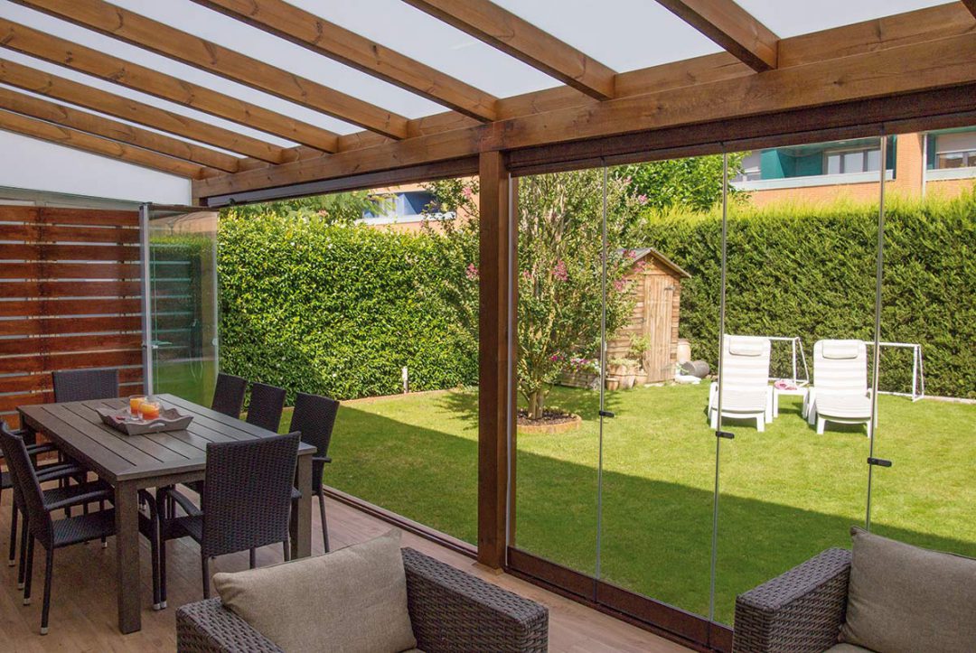 Porche con cortinas de cristal Lumon Proyectos Echarri