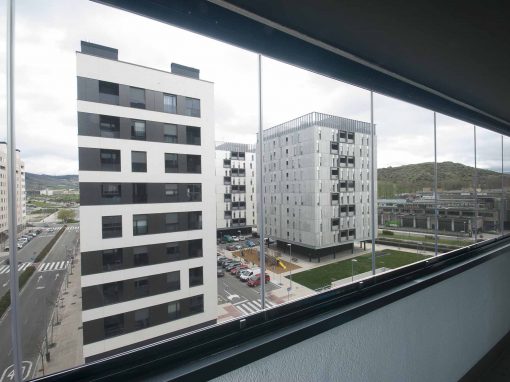 Cerramiento de balcón con cortinas de cristal Lumon