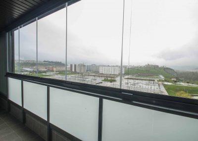 Cerramiento cristal en balcón con cortinas de cristal Lumon