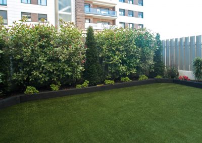 Jardín en planta baja de edificio