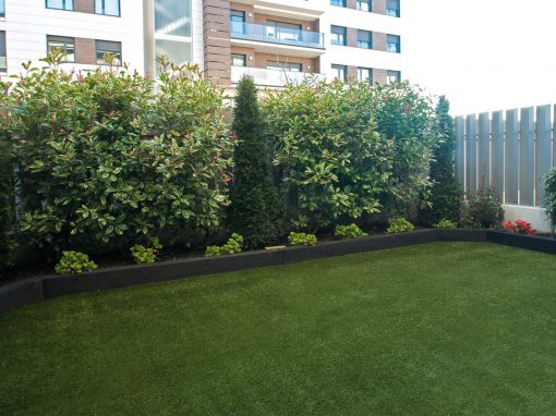 Jardín en planta baja de edificio