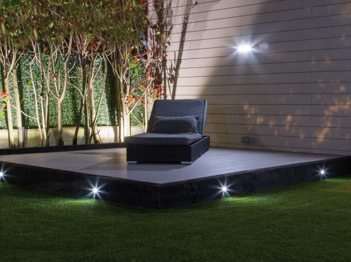 Jardín con iluminación