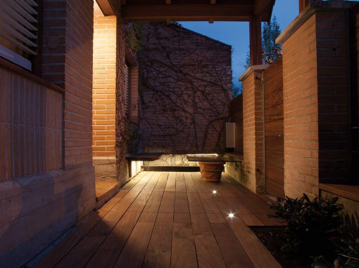 Jardín con iluminación nocturna