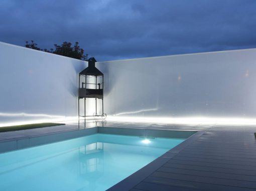 Iluminacion en jardín de unifamiliar con piscina