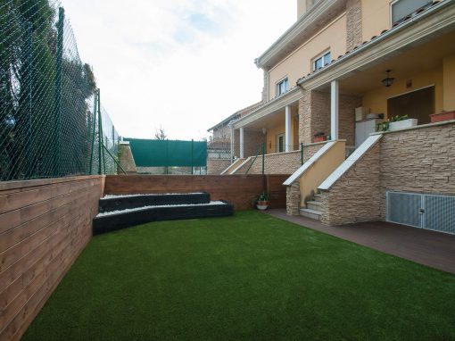 Jardín de unifamiliar con césped y tarima