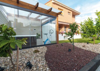 Jardín con porche y jacuzzi