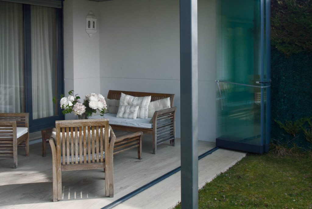 Porche de Acero adaptado a estructura de la vivienda | Proyectos Echarri