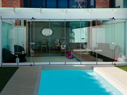 Porche de madera acristalado en vivienda unifamiliar