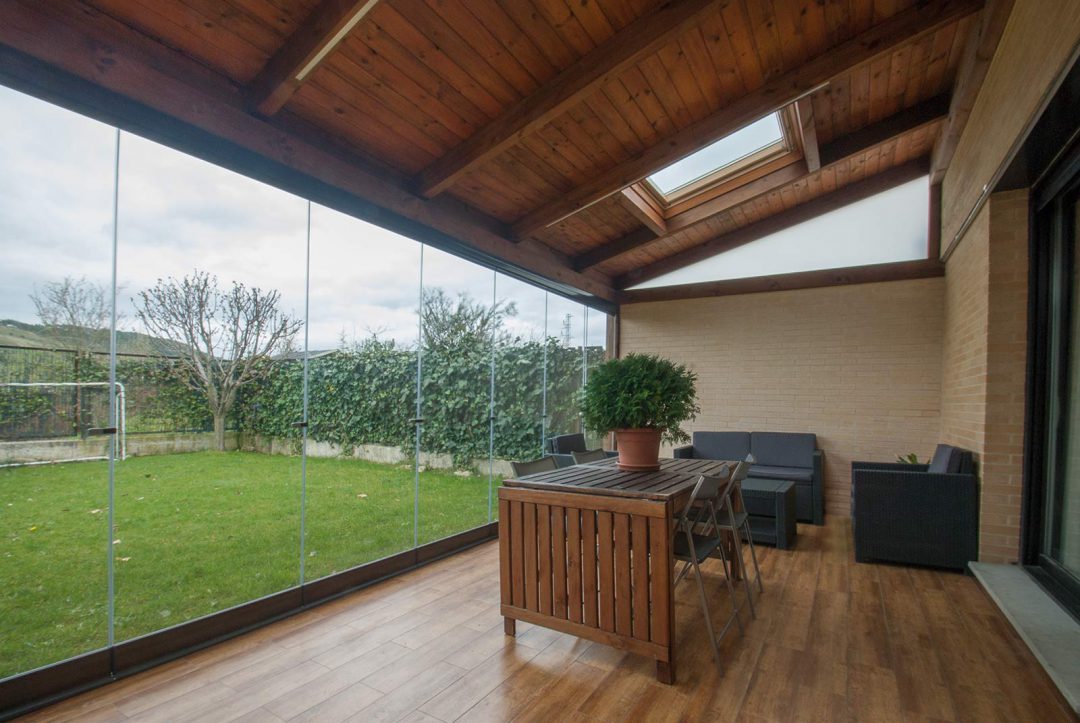 Porche acristalado con techo de madera, teja y velux | Proyectos Echarri