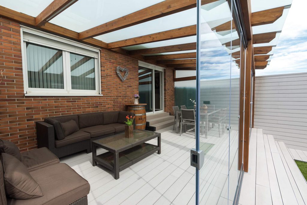 Jardín con porche llave en mano | Proyectos Echarri