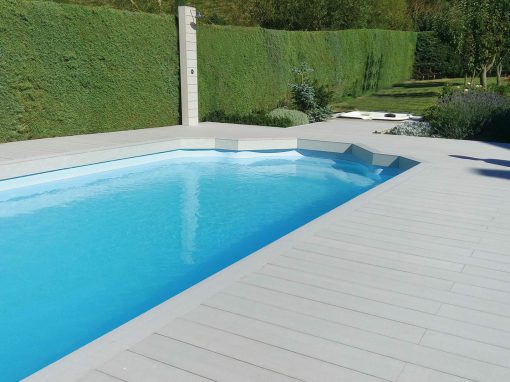 Tarima tecnológica en piscina