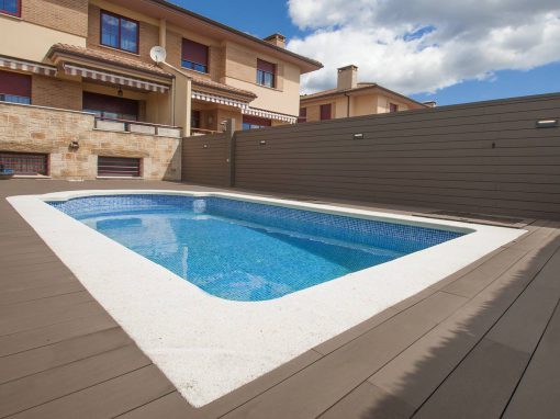 Tarima tecnológica, sintética de exterior en piscina