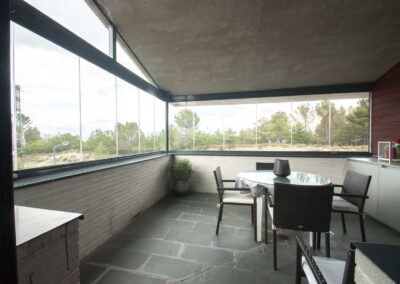 Cerramiento de cristal en una amplia terraza