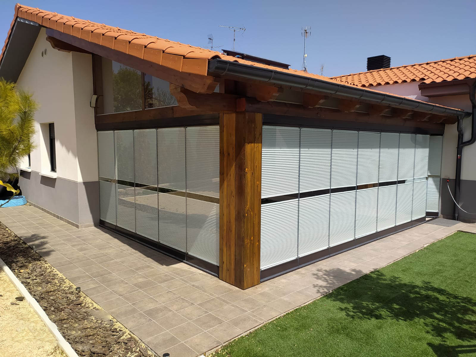 Cortinas de cristal en cubierta de porche de obra