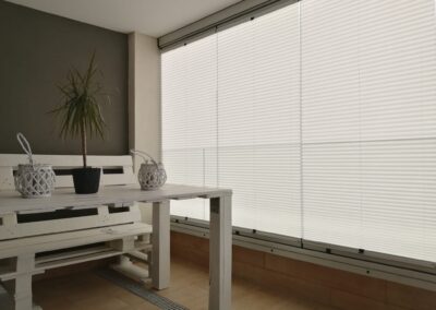 Terraza en Pamplona con stores en las cortinas de cristal