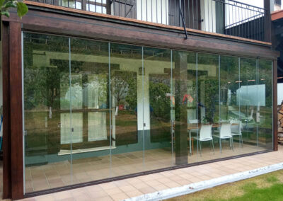 Cortina de cristal en porche de madera preinstalado