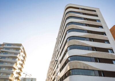 Edificio completo acristalado con cortinas de cristal Lumon