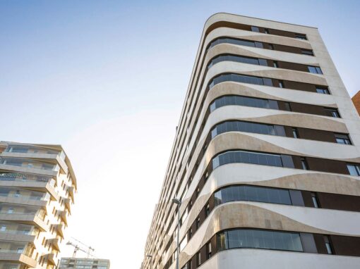 Edificio completo acristalado con cortinas de cristal Lumon