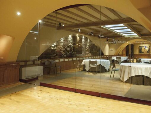 Cerramiento interior con cortinas de cristal en Restaurante Bodegas Otazu