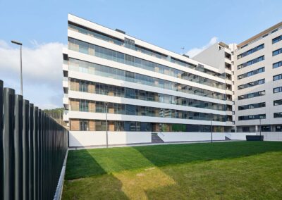 Edificio acristalado con cortinas de cristal Lumon