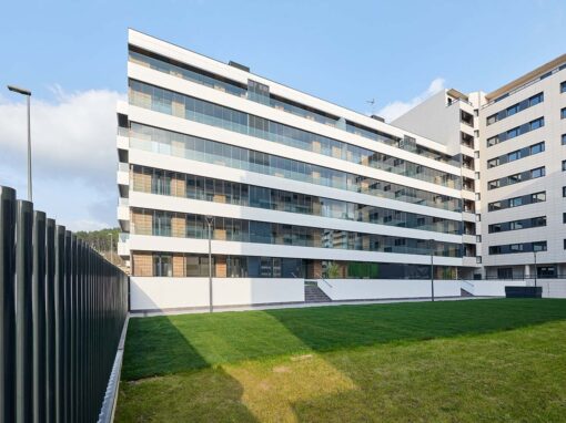 Edificio acristalado con cortinas de cristal Lumon