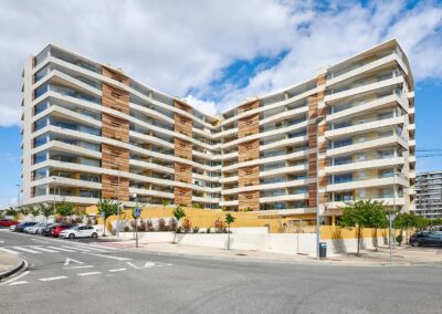 Edificio Acristalado Lumon por Proyectos Echarri