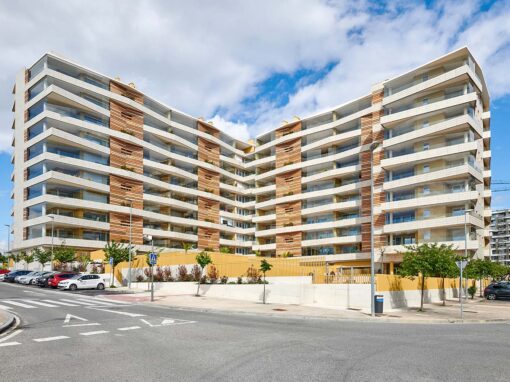 Edificio Acristalado Lumon por Proyectos Echarri