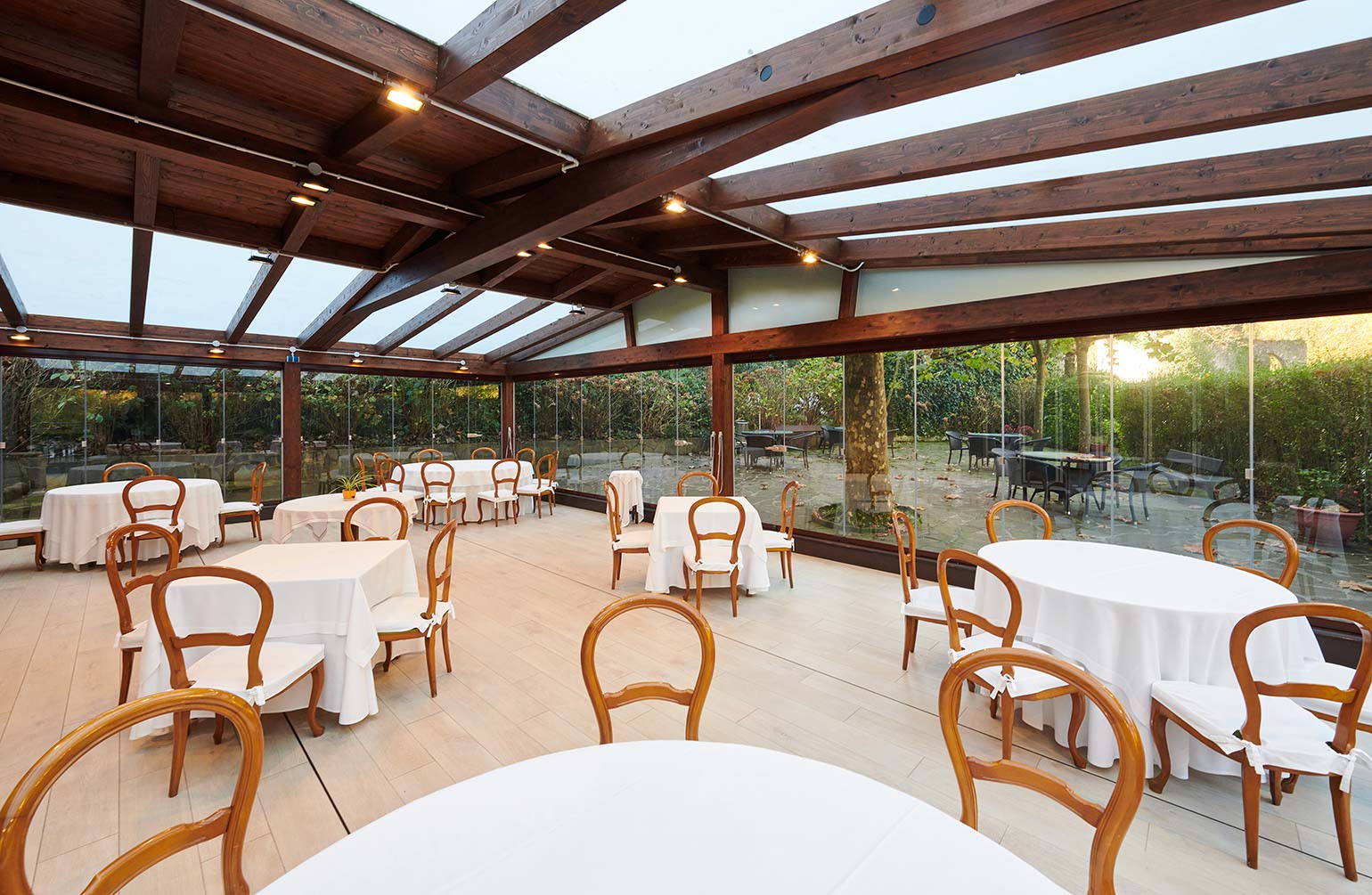 Porch de madera acristalado en terraza de restaurante en Gipuzko Porche de madera acristalado en terraza de restaurante en Gipuzko