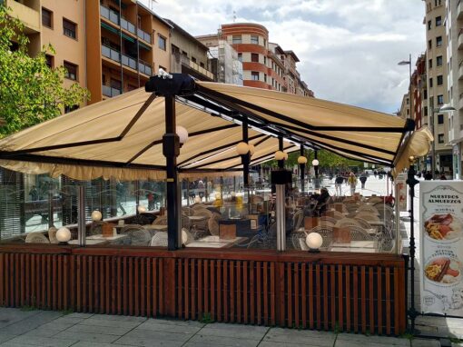 Terraza con toldo y cercado instalada en Pamplona