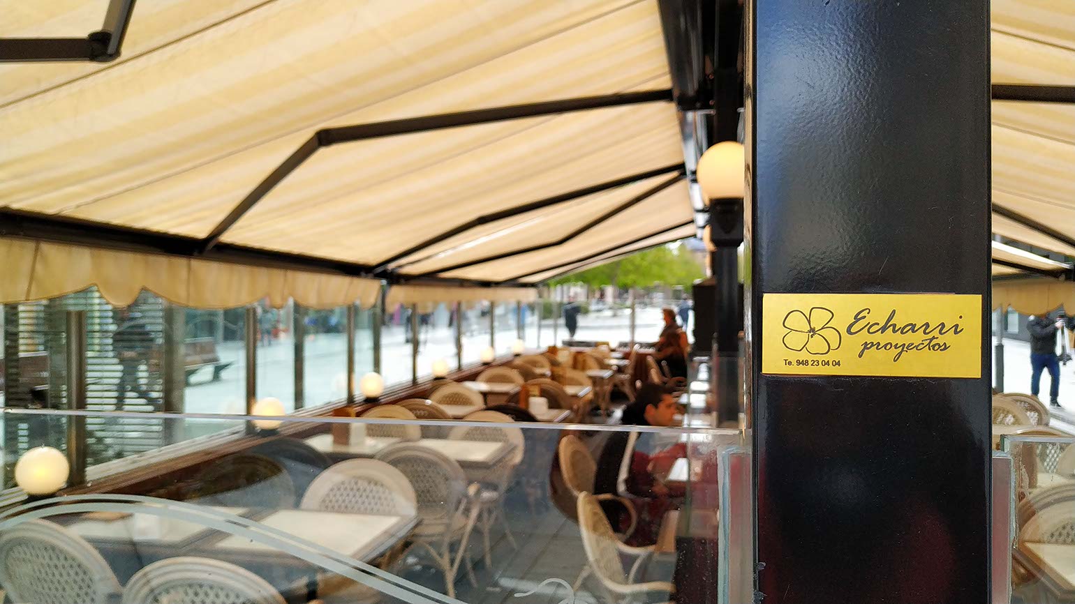 Toldo en terraza de bar hosteleria Porche de madera acristalado en terraza de restaurante en Gipuzko